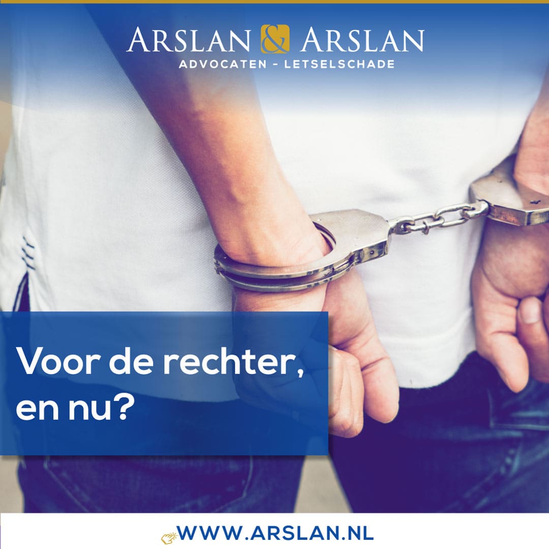 Man met zijn handen achter en in handboeien