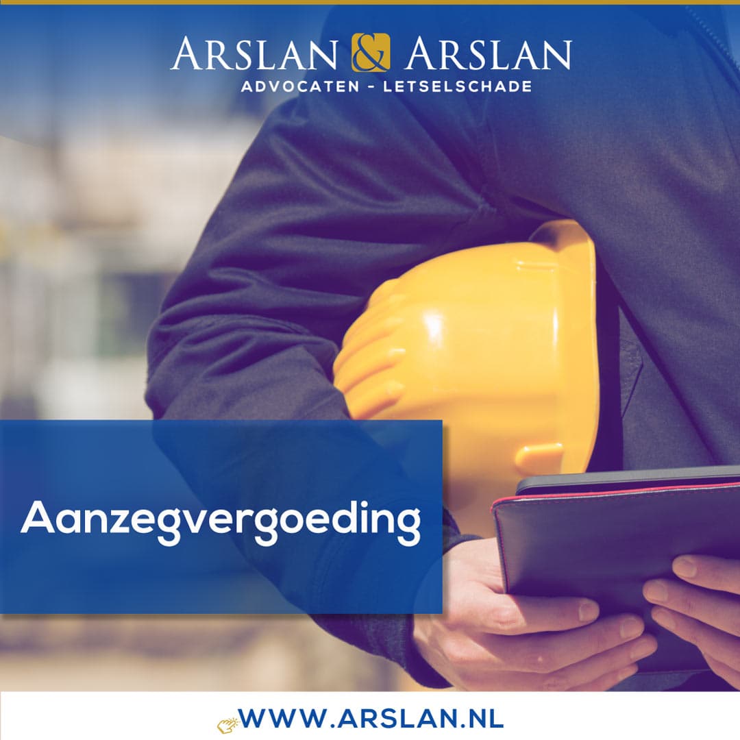 Werknemer met helm en notitieblok voor aanzegvergoeding